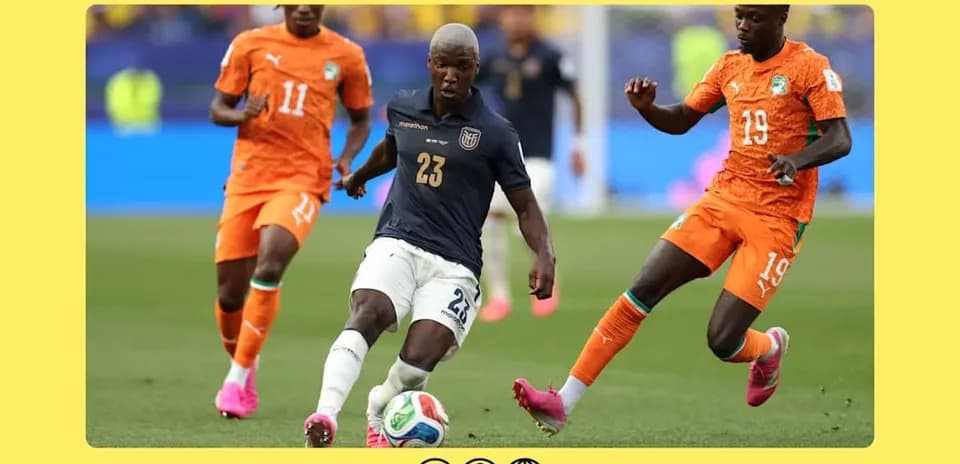 Jugador de Ecuador driblando entre dos rivales de Costa de Marfil