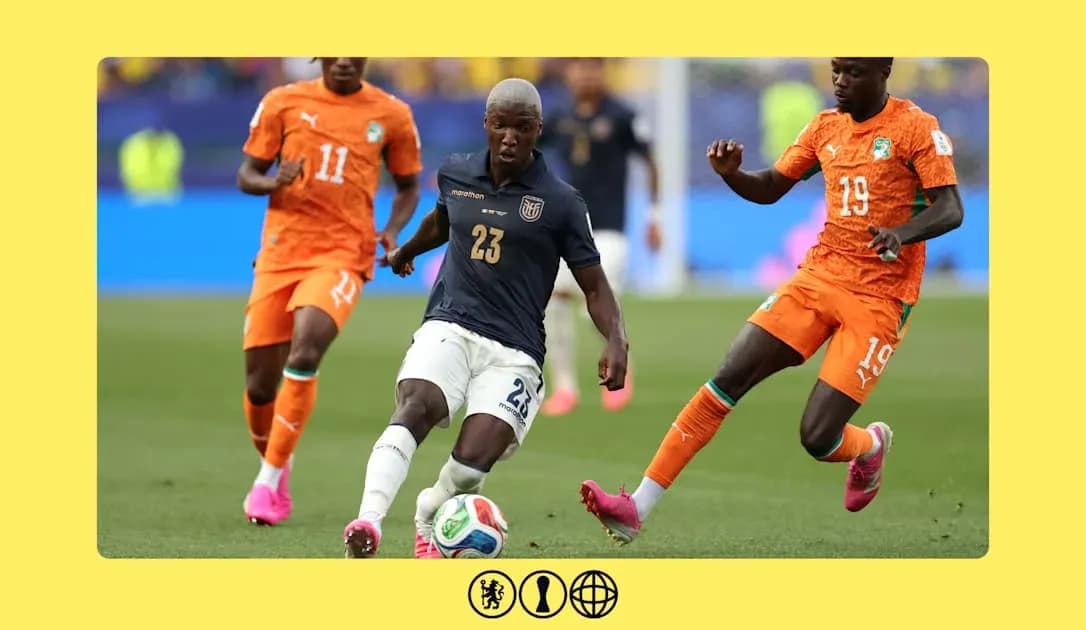 Jugador de Ecuador driblando entre dos rivales de Costa de Marfil