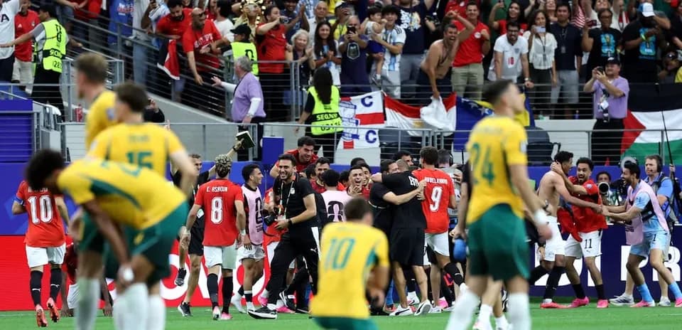 Jugadores celebrando con aficionados tras el partido