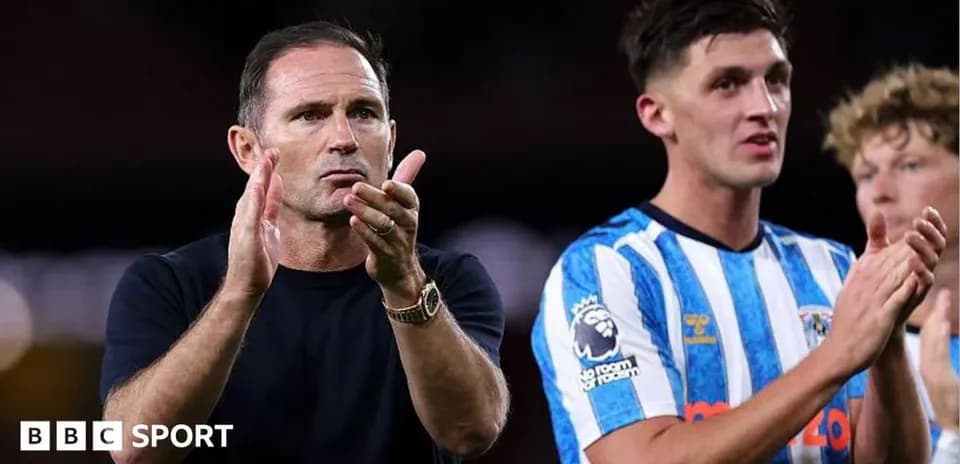 Entrenador aplaudiendo junto a jugadores en el campo
