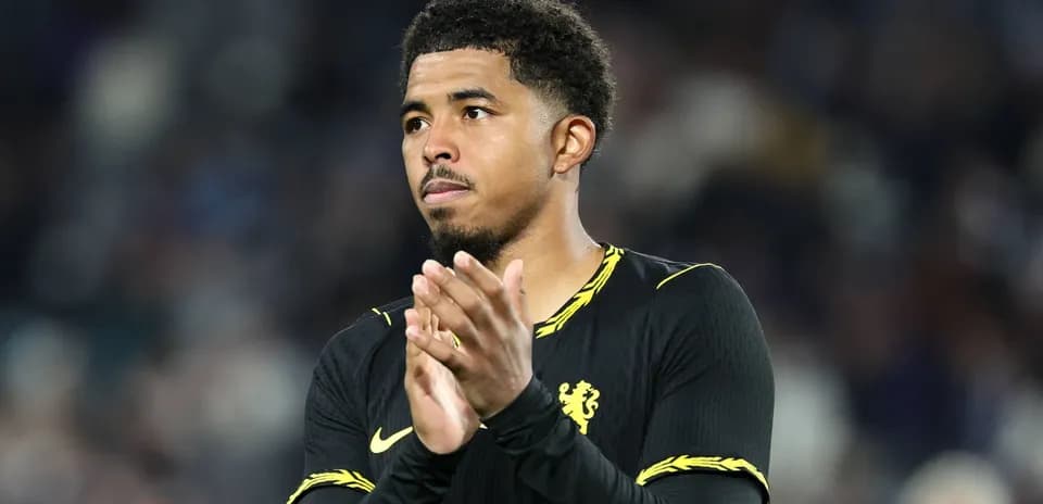 Jugador aplaudiendo tras el partido en el campo