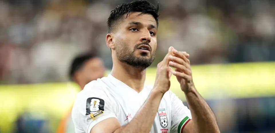 Jugador de Irán aplaudiendo en el campo