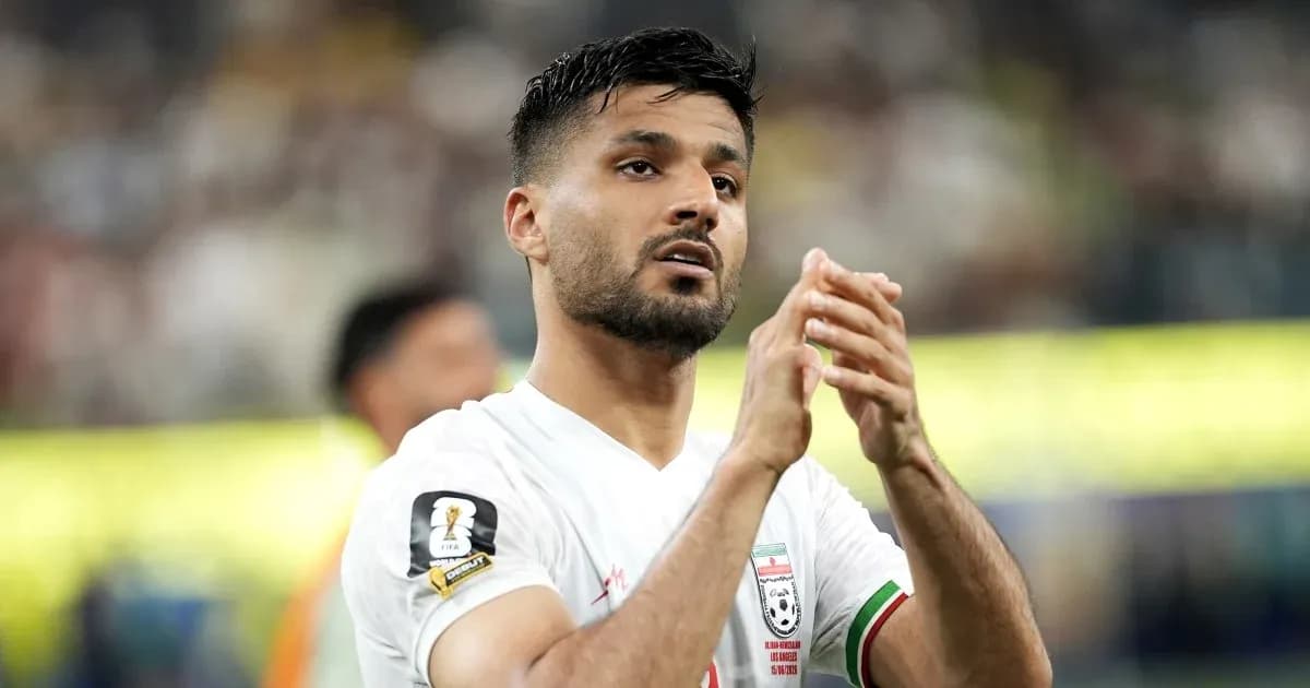 Jugador de Irán aplaudiendo en el campo