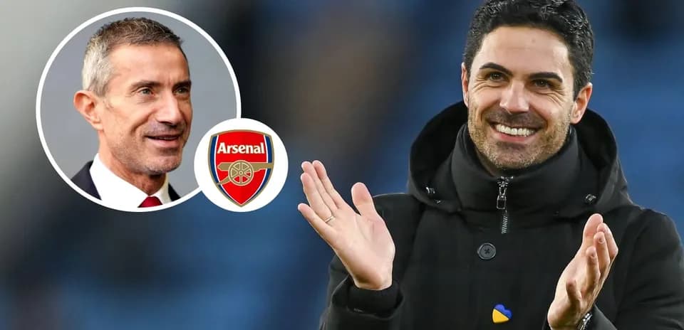 Entrenador de Arsenal aplaudiendo durante el partido
