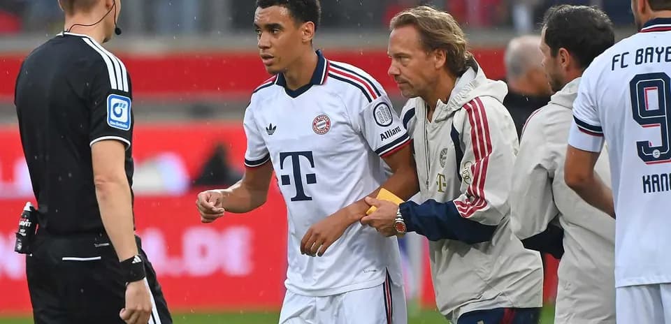 Jugador de Bayern siendo atendido por el personal médico