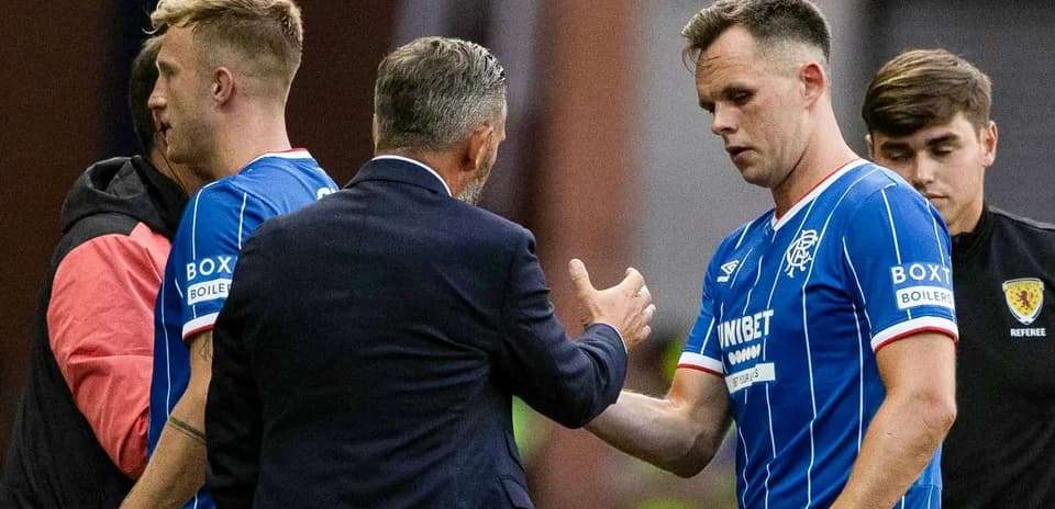 Jugadores de Rangers saludando al entrenador en el banquillo