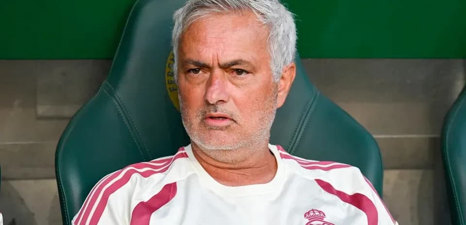 Entrenador sentado en el banquillo durante el partido
