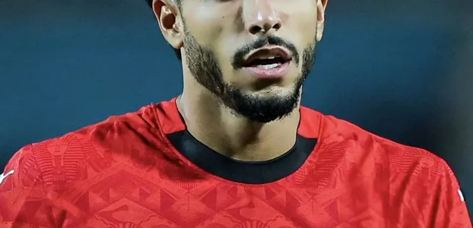 Jugador de Egipto en camiseta roja durante partido