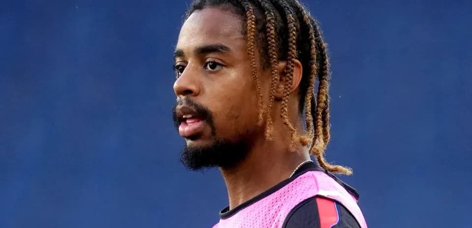 Jugador en entrenamiento con camiseta rosa y trenzas