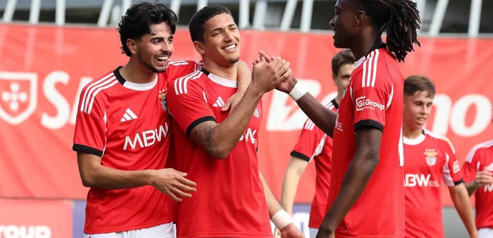 Jugadores de Benfica celebrando un gol
