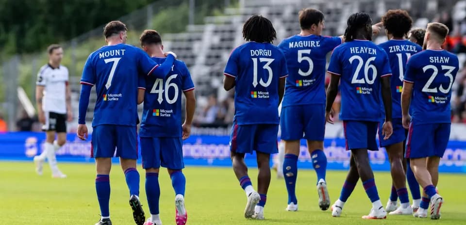 Jugadores de equipo celebrando en el campo de fútbol