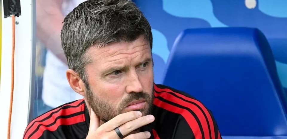 Entrenador sentado en el banquillo con expresión pensativa