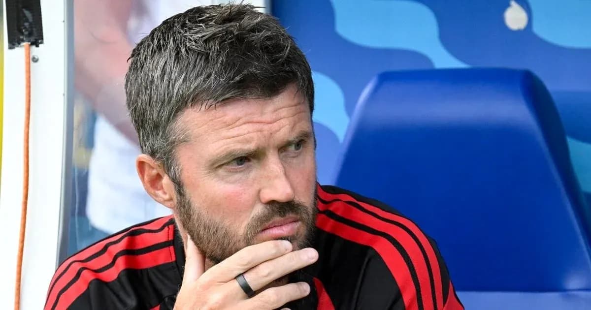 Entrenador sentado en el banquillo con expresión pensativa
