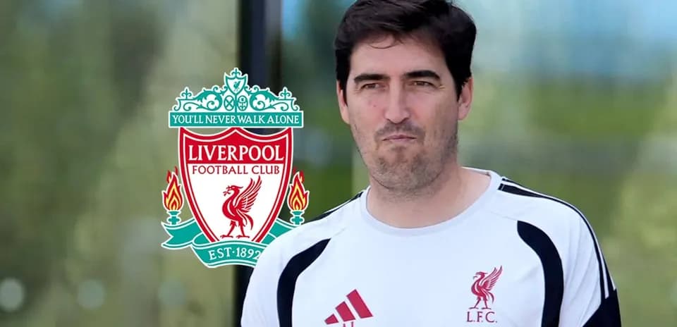 Entrenador de Liverpool posando junto al logo del club