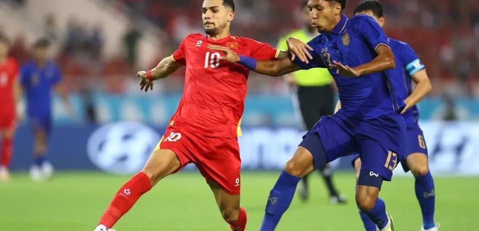 Jugadores compitiendo por el balón en partido