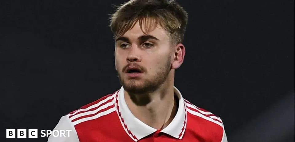 Jugador de Arsenal en acción durante un partido