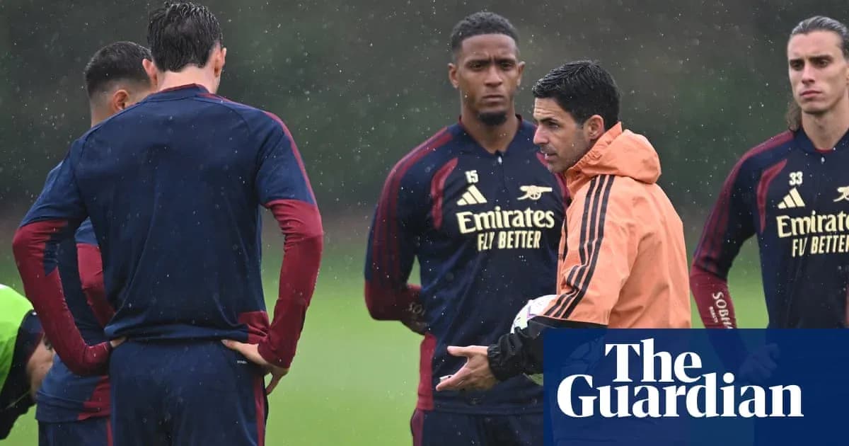 Entrenador hablando con jugadores durante entrenamiento bajo lluvia