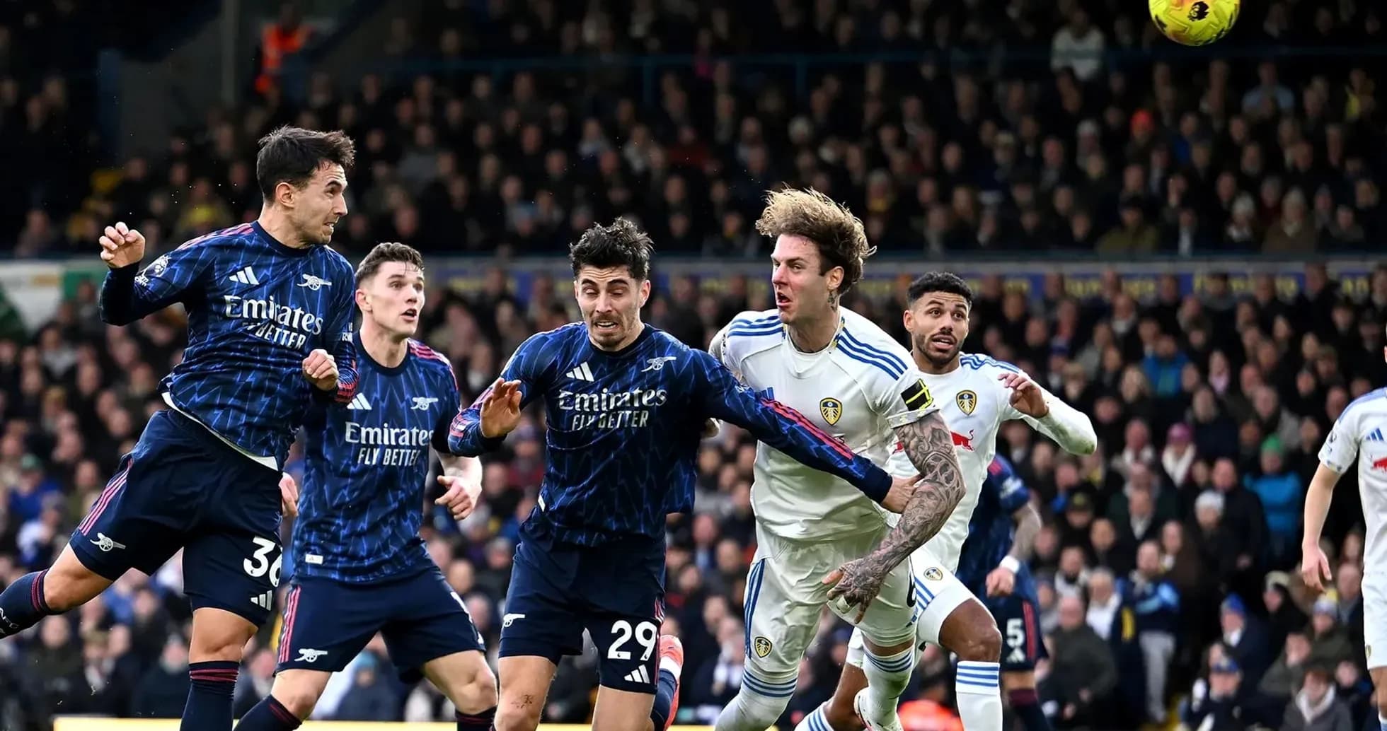Jugadores de Arsenal contra Leeds en acción