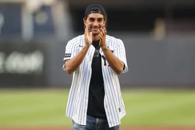 Hombre aplaudiendo en el campo de béisbol