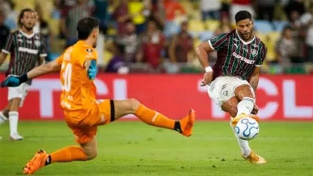 Jugador de Fluminense disparando a puerta