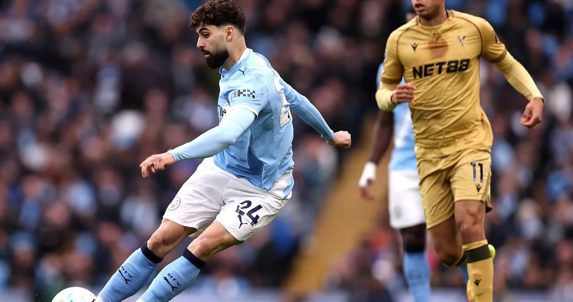 Jugador de Manchester City disparando a puerta