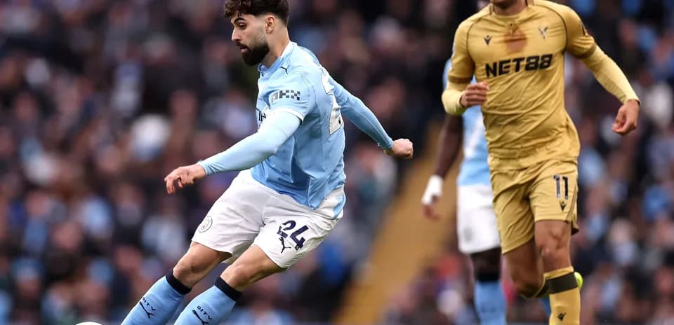 Jugador de Manchester City disparando a puerta