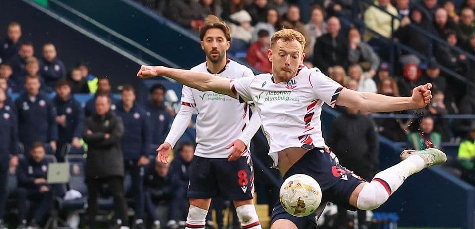 Jugador de Bolton chutando el balón en un partido