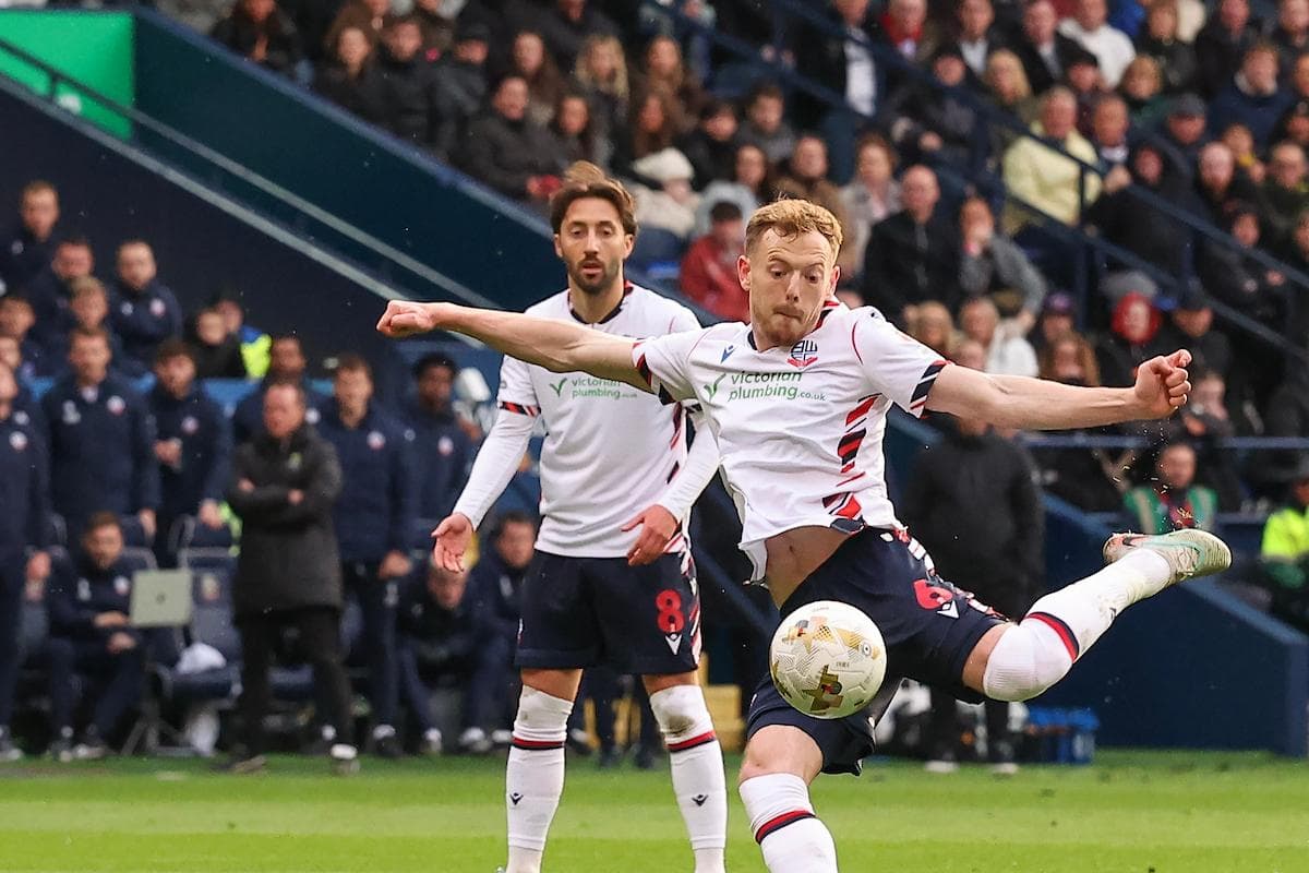 Jugador de Bolton chutando el balón en un partido