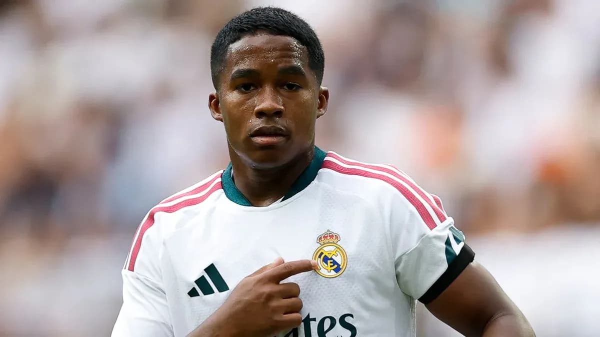 Jugador de Real Madrid señalando el escudo del equipo