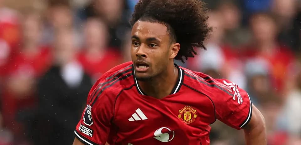 Jugador de Manchester United corriendo en el campo