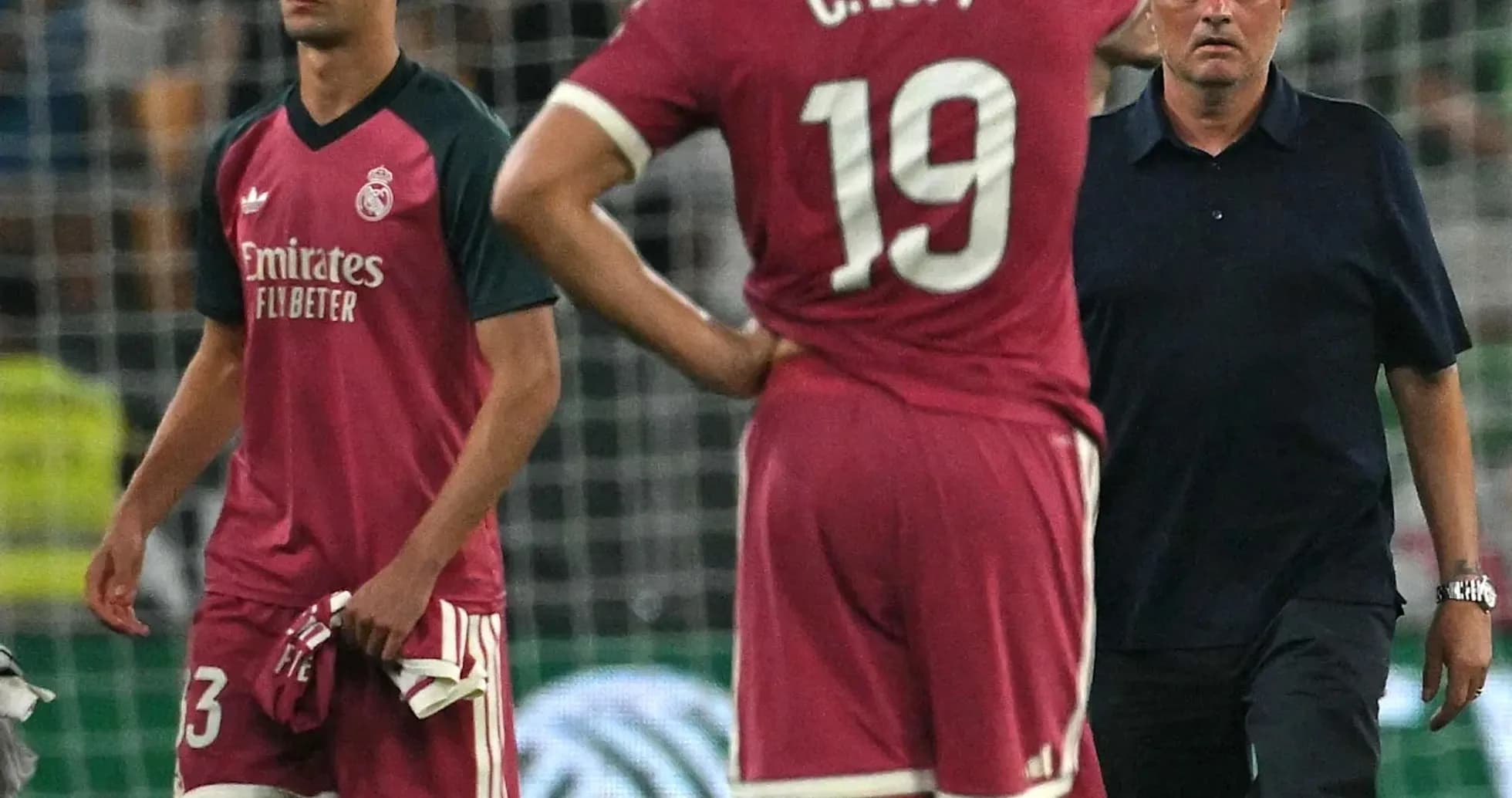 Entrenador y jugadores de Real Madrid en el campo