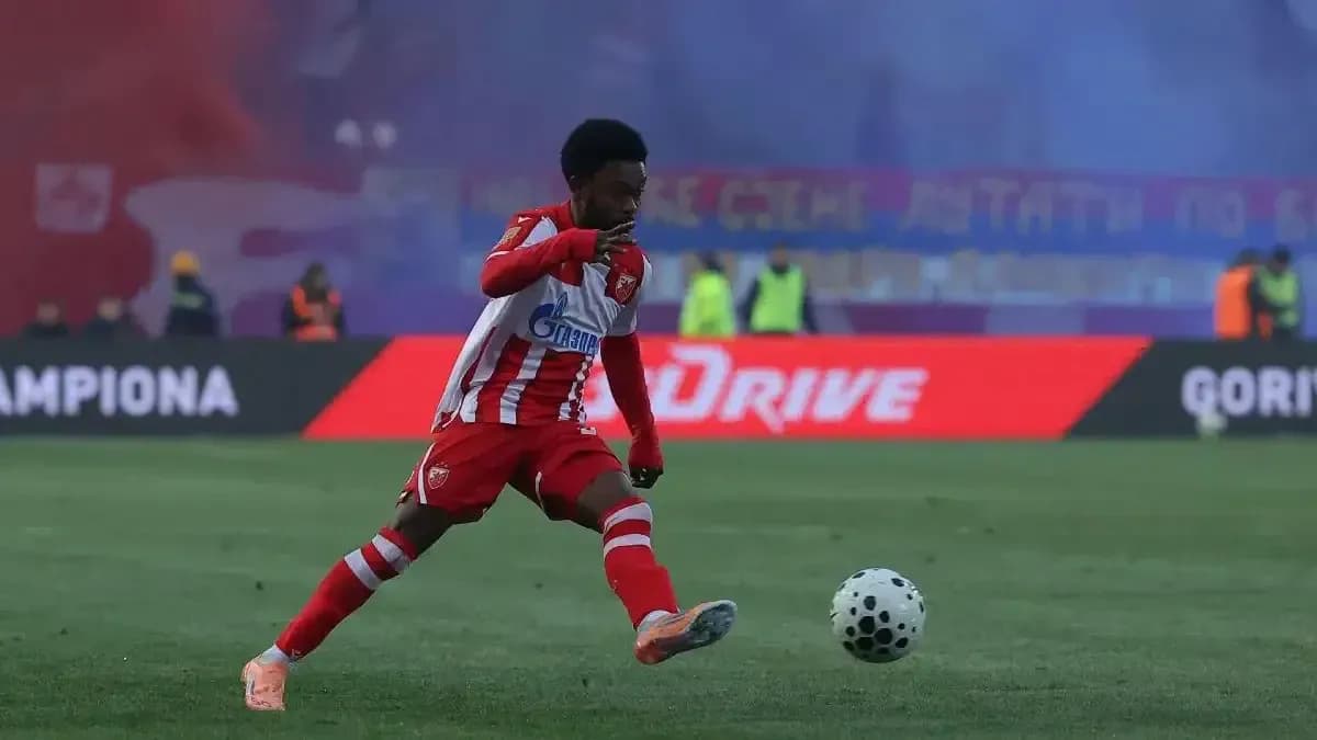 Jugador de FK Crvena Zvezda en acción