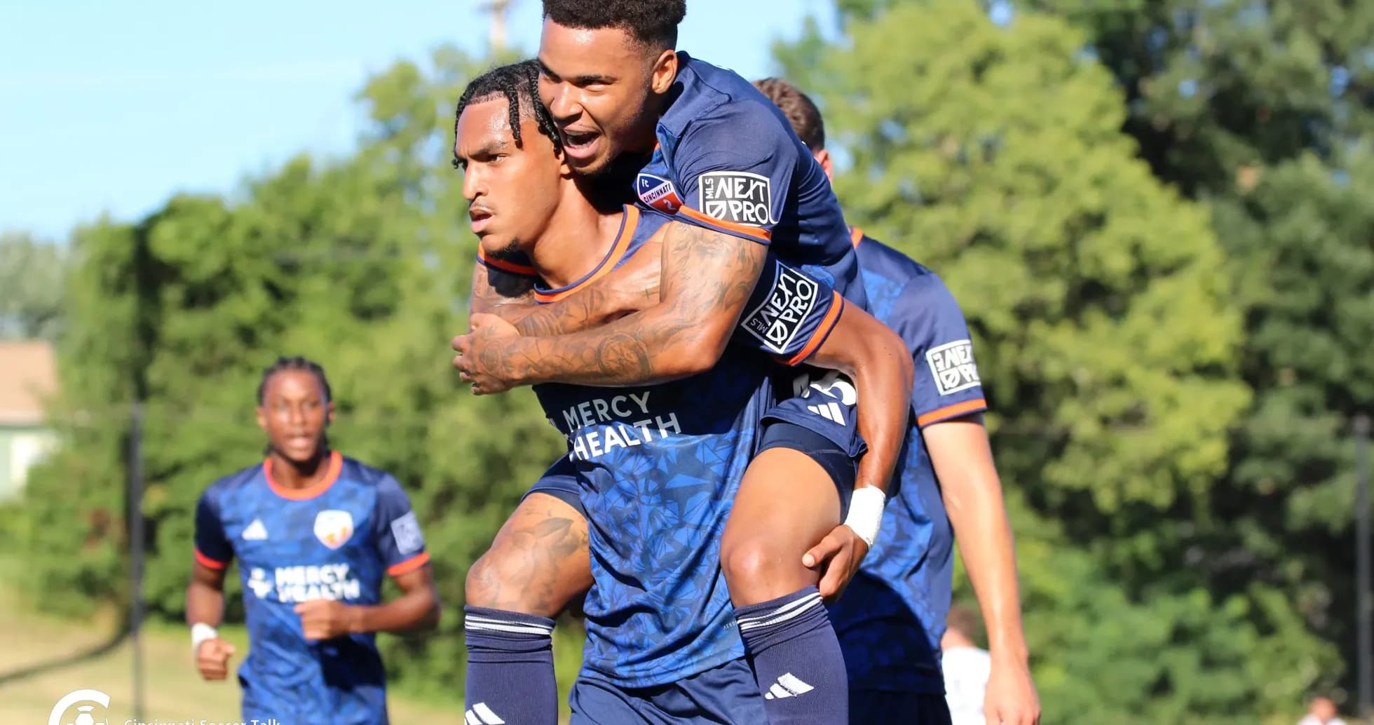 Jugadores de FC Cincinnati II celebrando un gol