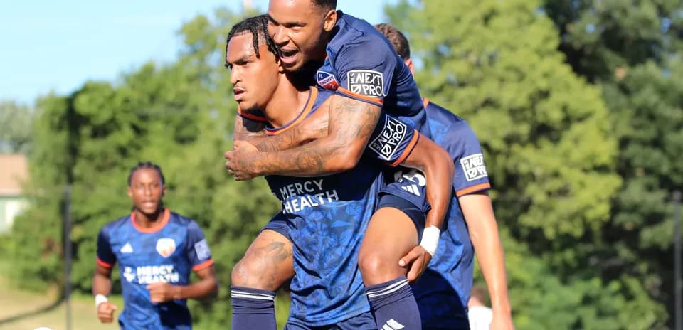Jugadores de FC Cincinnati II celebrando un gol