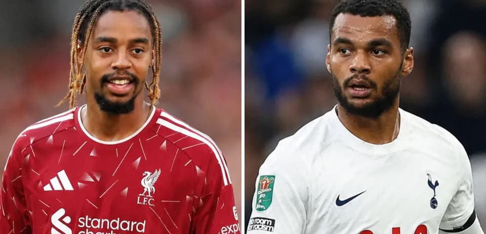Jugadores de Liverpool y Tottenham en sus camisetas