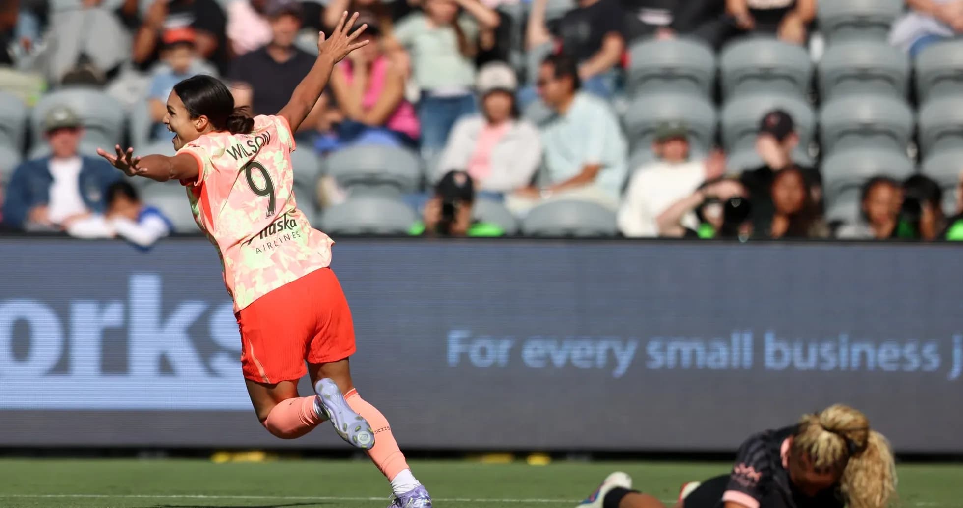 Jugadora celebrando un gol en el partido