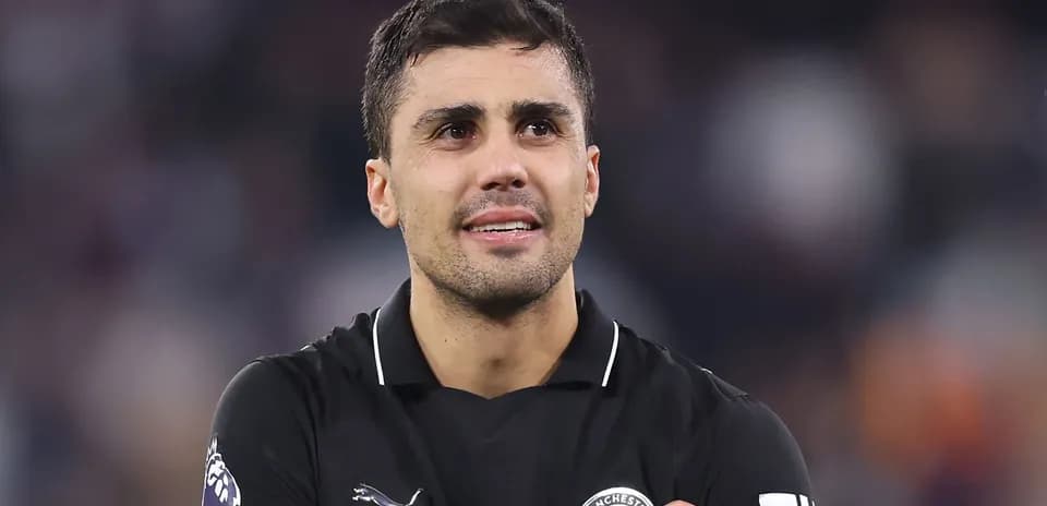 Jugador con camiseta negra en el campo de juego