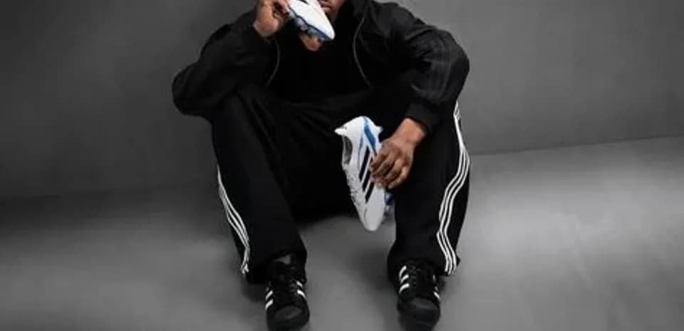 Persona sentado con zapatillas deportivas en mano