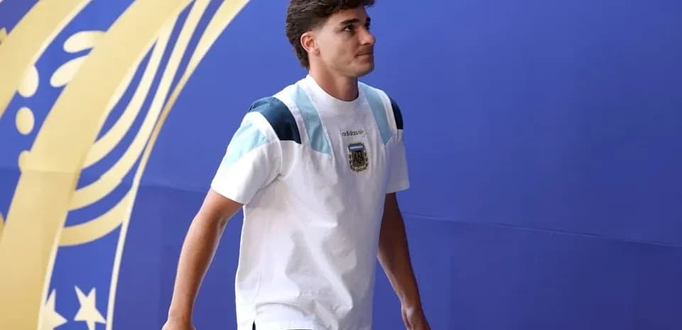 Jugador argentino entrando a la sala de prensa