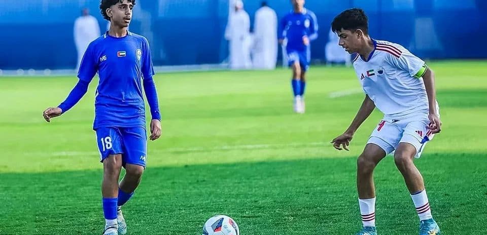 Dos jugadores compitiendo en un partido de fútbol