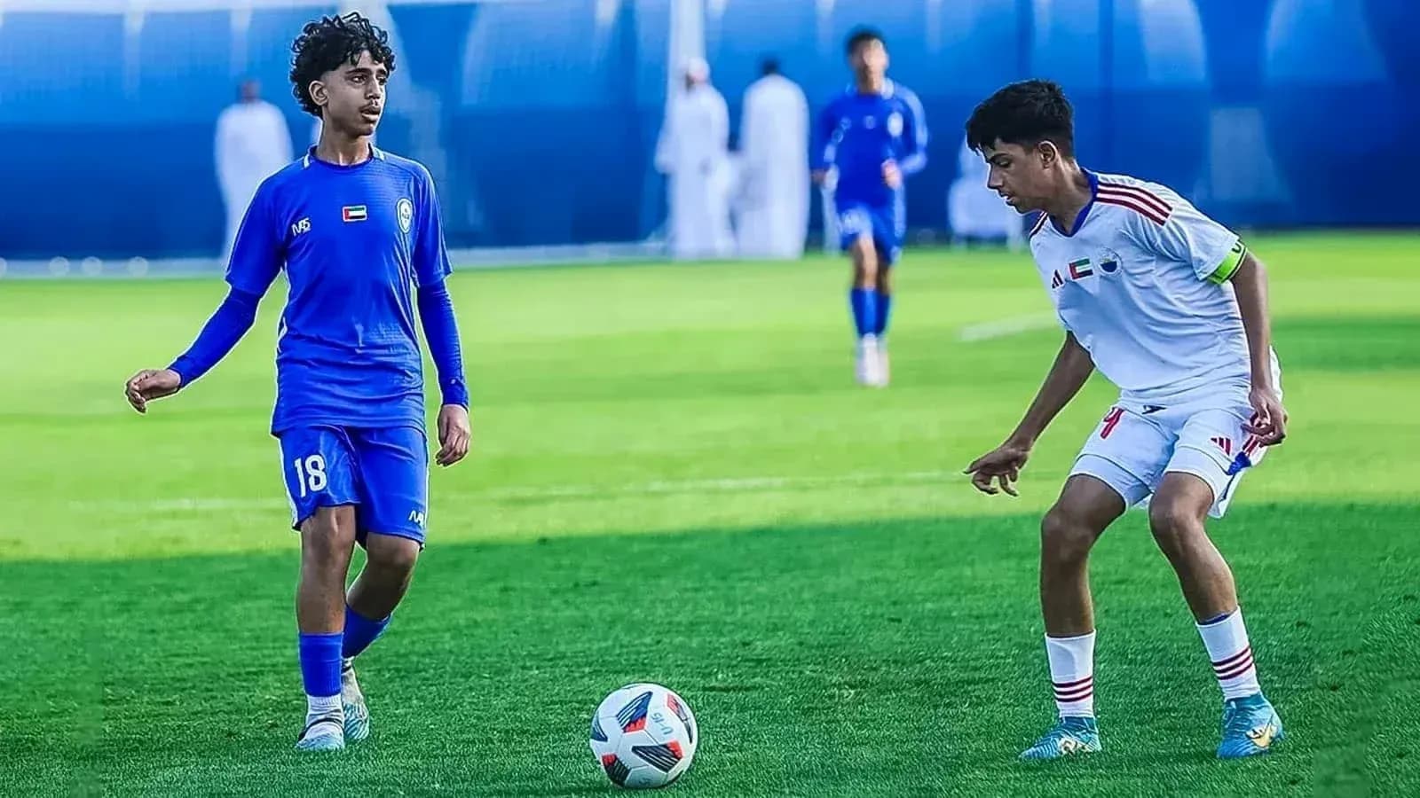 Dos jugadores compitiendo en un partido de fútbol