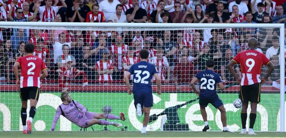 Jugador lanzando penalti frente al portero en partido