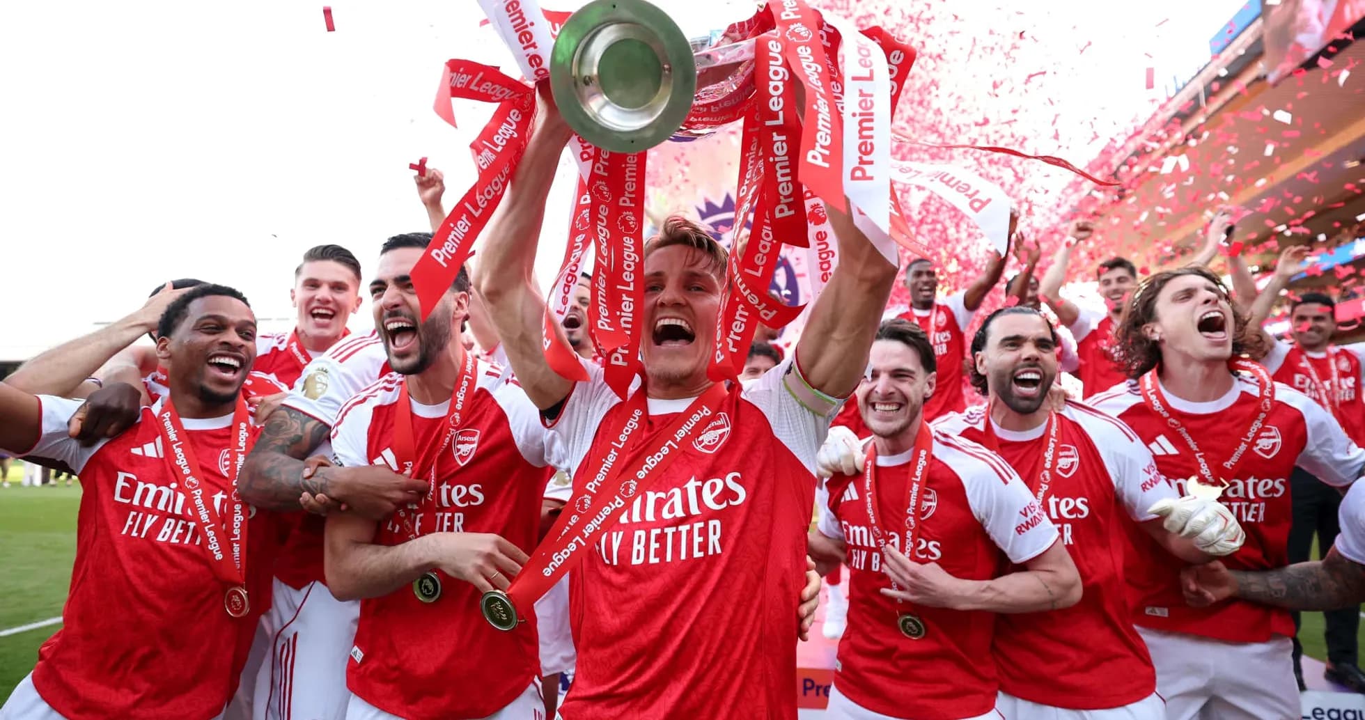 Jugadores del Arsenal celebrando con el trofeo de Premier League