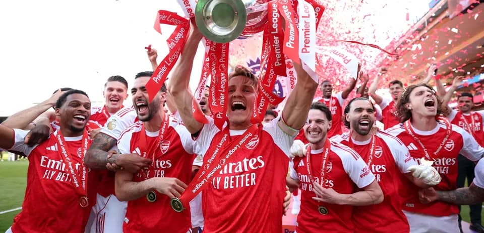 Jugadores del Arsenal celebrando con el trofeo de Premier League
