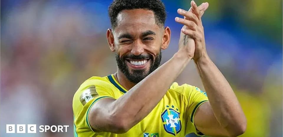 Jugador brasileño sonriendo y aplaudiendo en el campo
