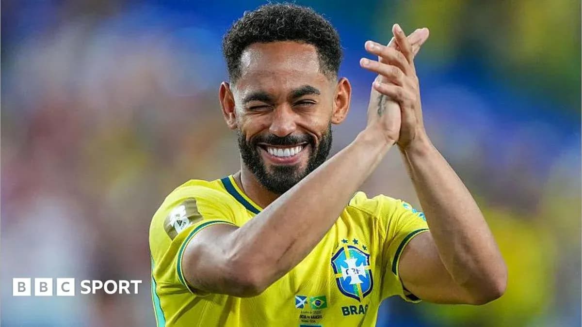 Jugador brasileño sonriendo y aplaudiendo en el campo