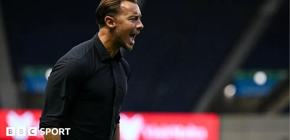 Entrenador gritando durante el partido en el campo