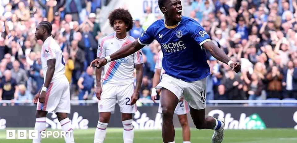 Jugador de Everton celebra un gol en el partido