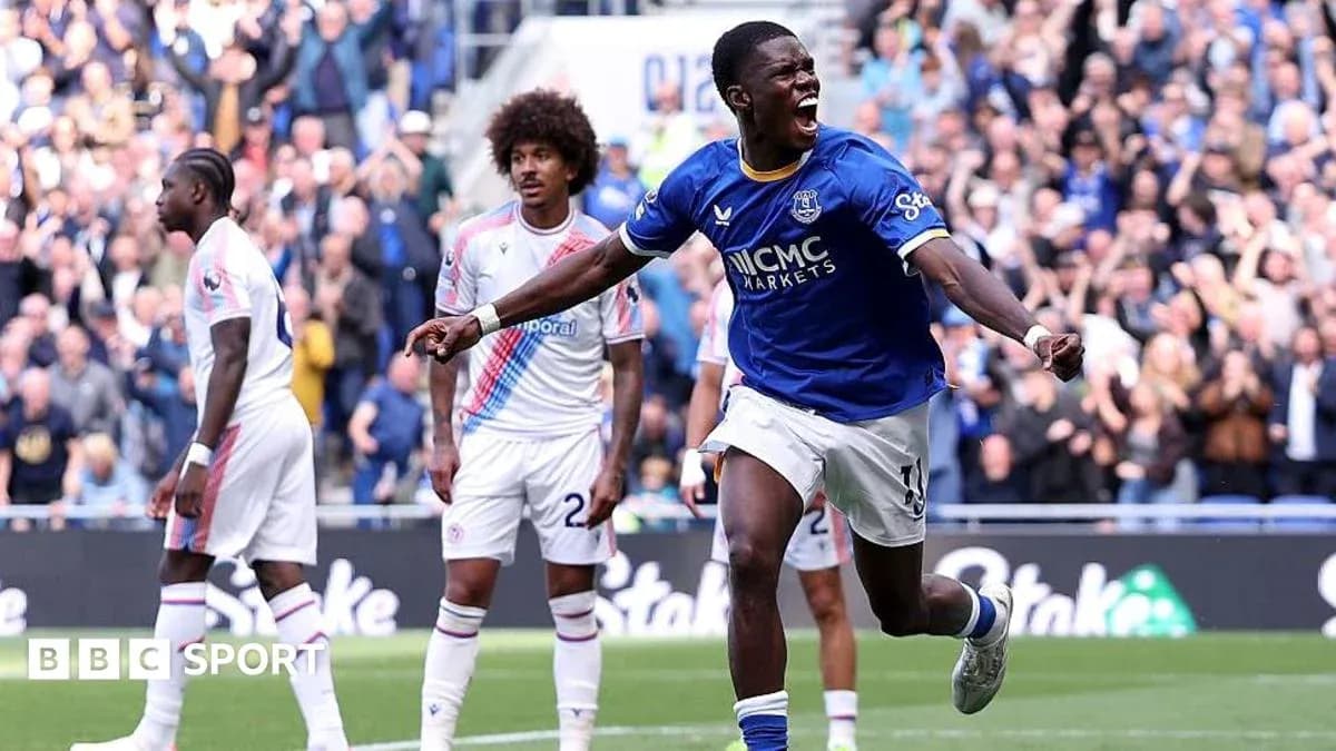 Jugador de Everton celebra un gol en el partido