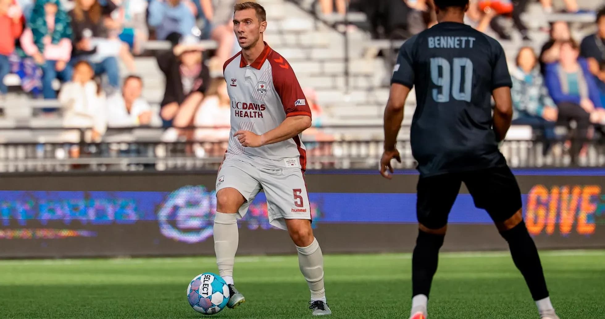 Jugador de Sacramento Republic con balón en el campo